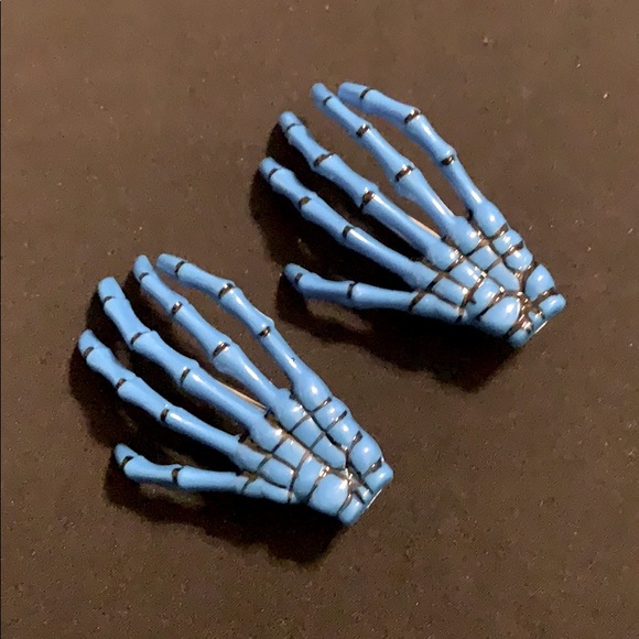 1 pair of skeletal hands hair clips - Picture 3 of 6